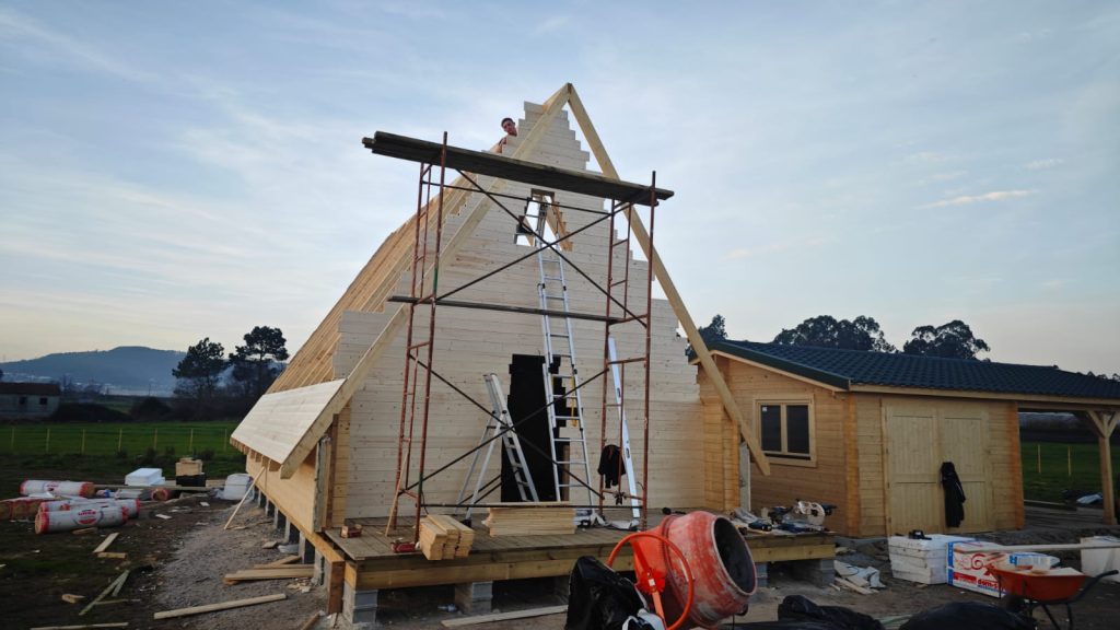Montagem da empena de uma casa A-Frame em madeira com andaime