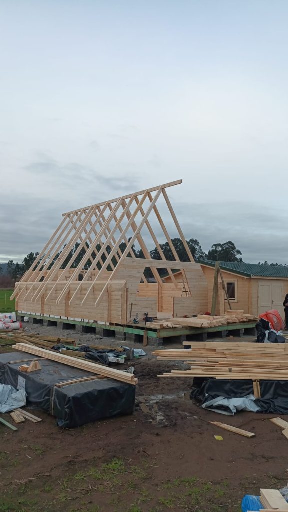 Asnas em A montadas sobre plataforma elevada em pilares numa casa A-Frame em madeira