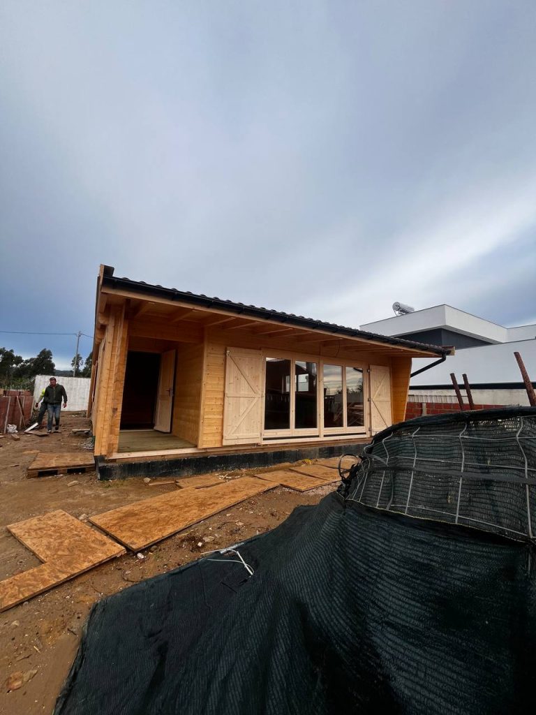 Casa de banho em madeira maciça com teto inclinado em pinho e parede com acabamento rústico em relevo