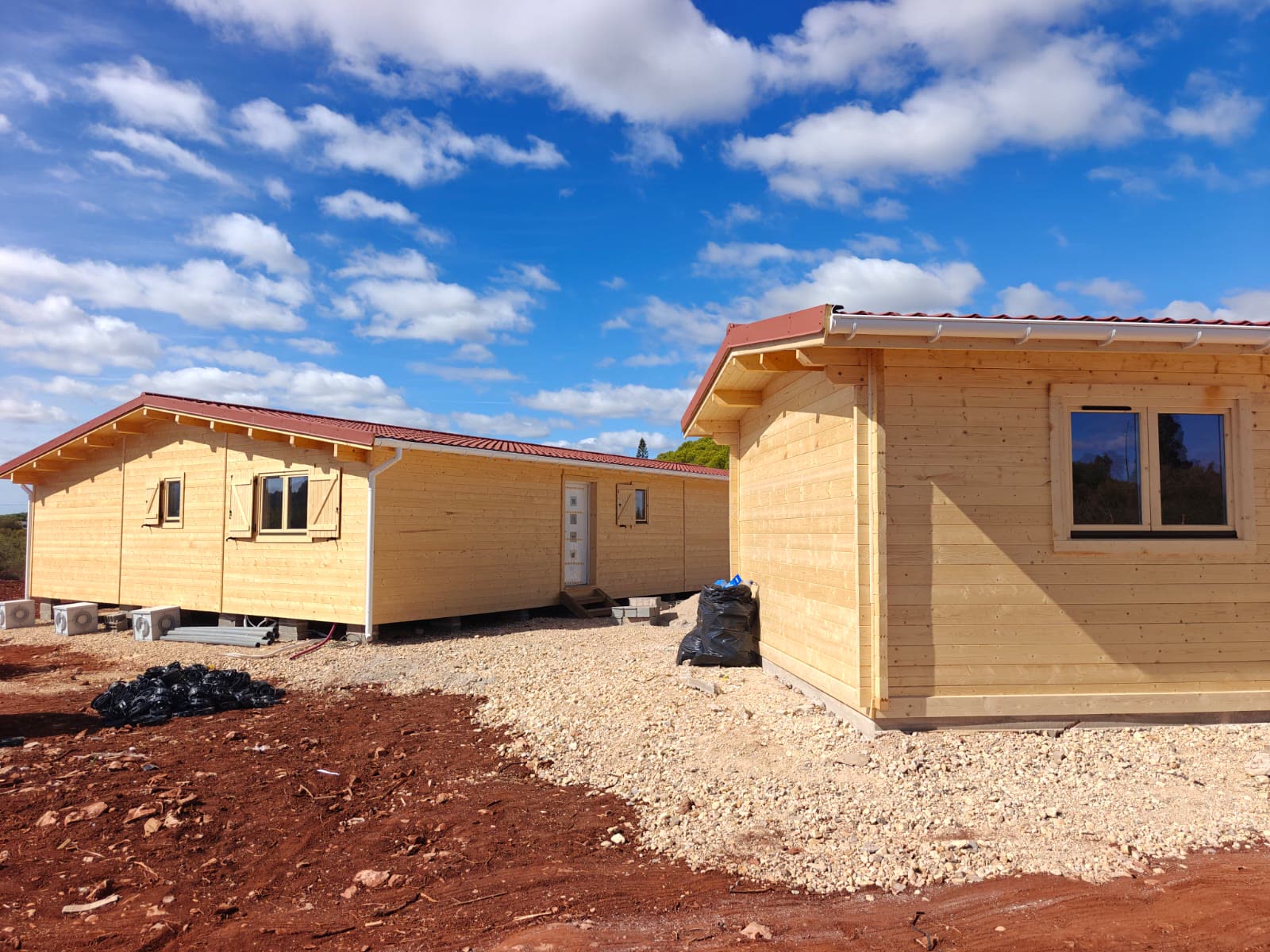 Casa de madeira T3 e garagem independente em madeira concluídas, com telhado de telha cerâmica, construídas pela MF