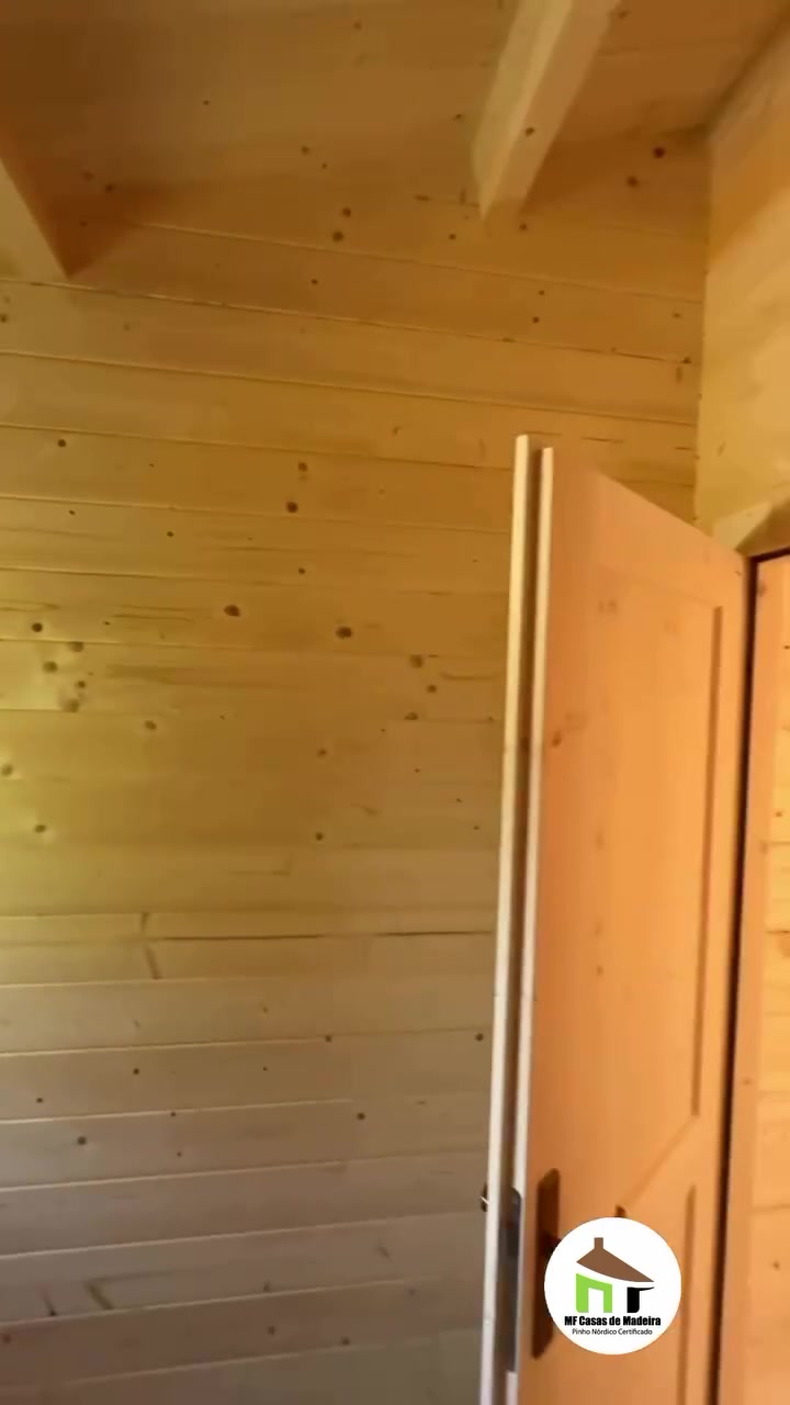 Porta interior em pinho maciço e parede de toros de madeira