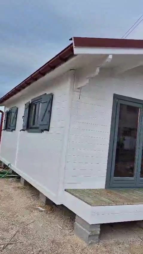 Lateral de casa de madeira MF com forro de pinho pintado de branco