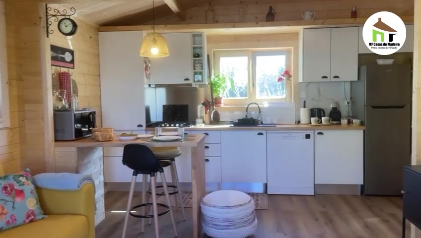 Cozinha em open space com a sala, numa casa de madeira maciça habitada