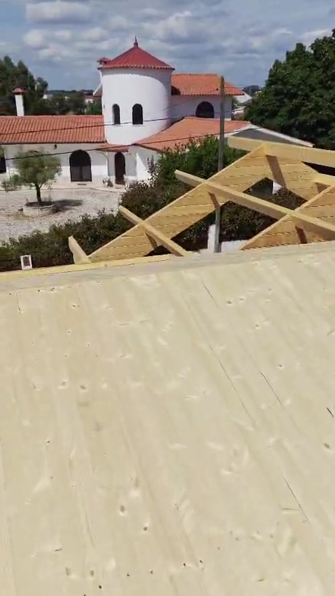 Asnas da cobertura de duas águas montadas numa casa de madeira MF