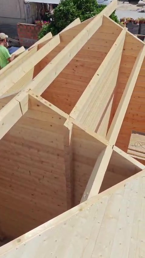 Estrutura da cobertura de casa de madeira MF em construção