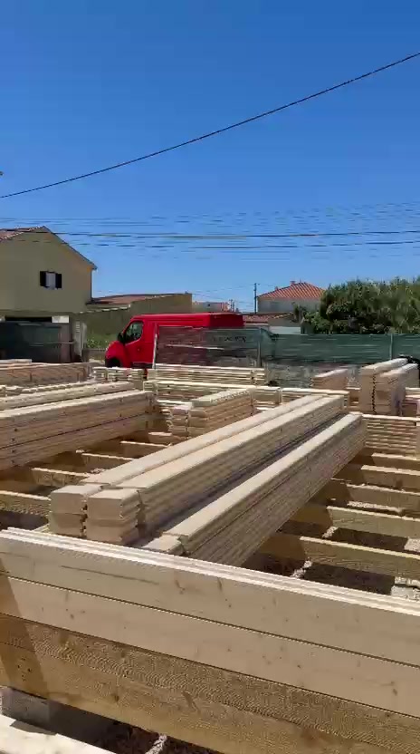 Primeiras fiadas de parede em pinho nórdico macho-fêmea numa casa de madeira MF