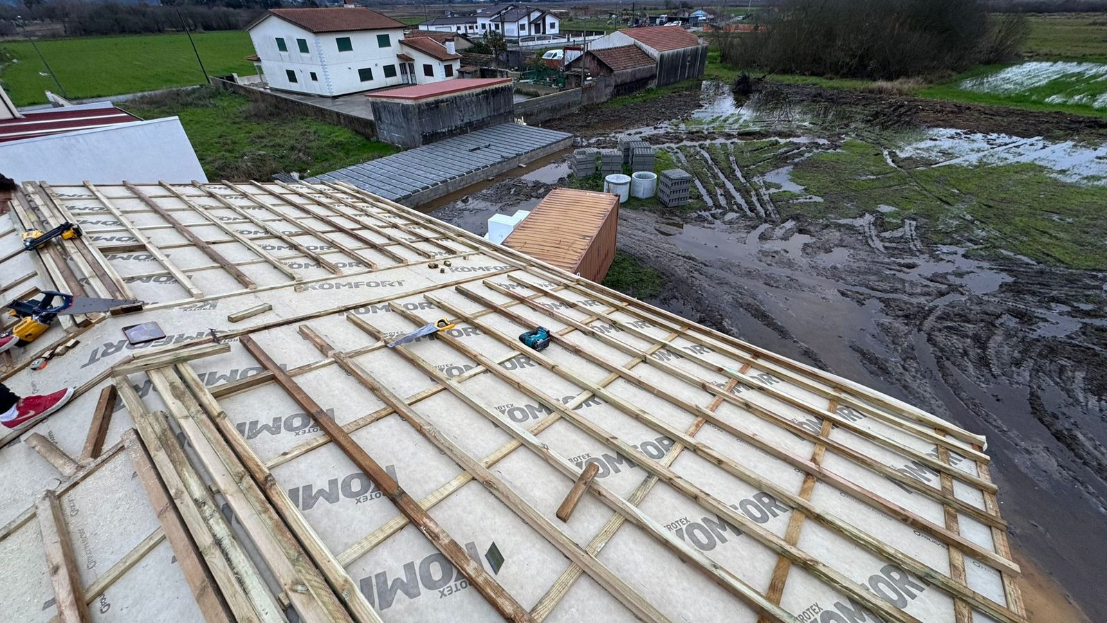 Cobertura com membrana respirável e ripado em madeira antes da colocação da telha