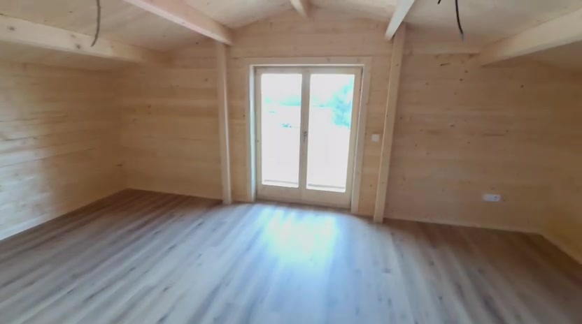 Quarto do primeiro piso com porta-janela para a varanda