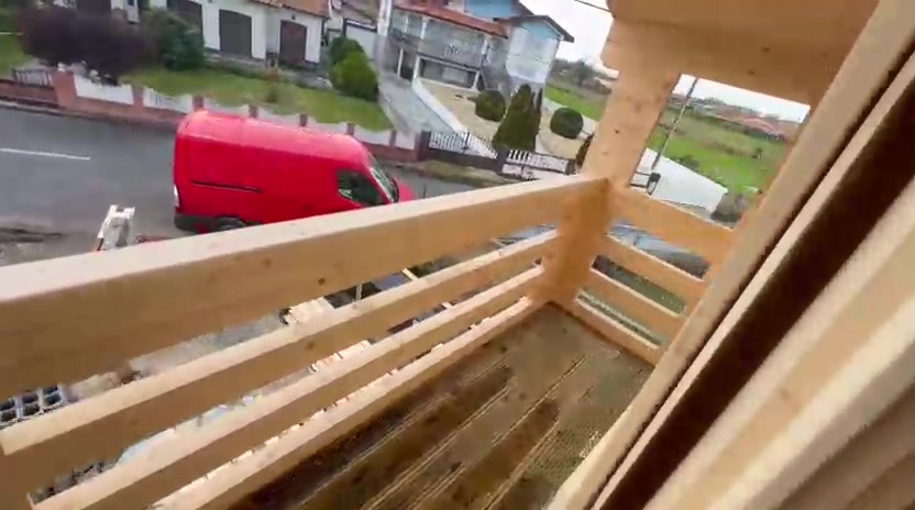 Varanda do primeiro piso com guarda em madeira maciça