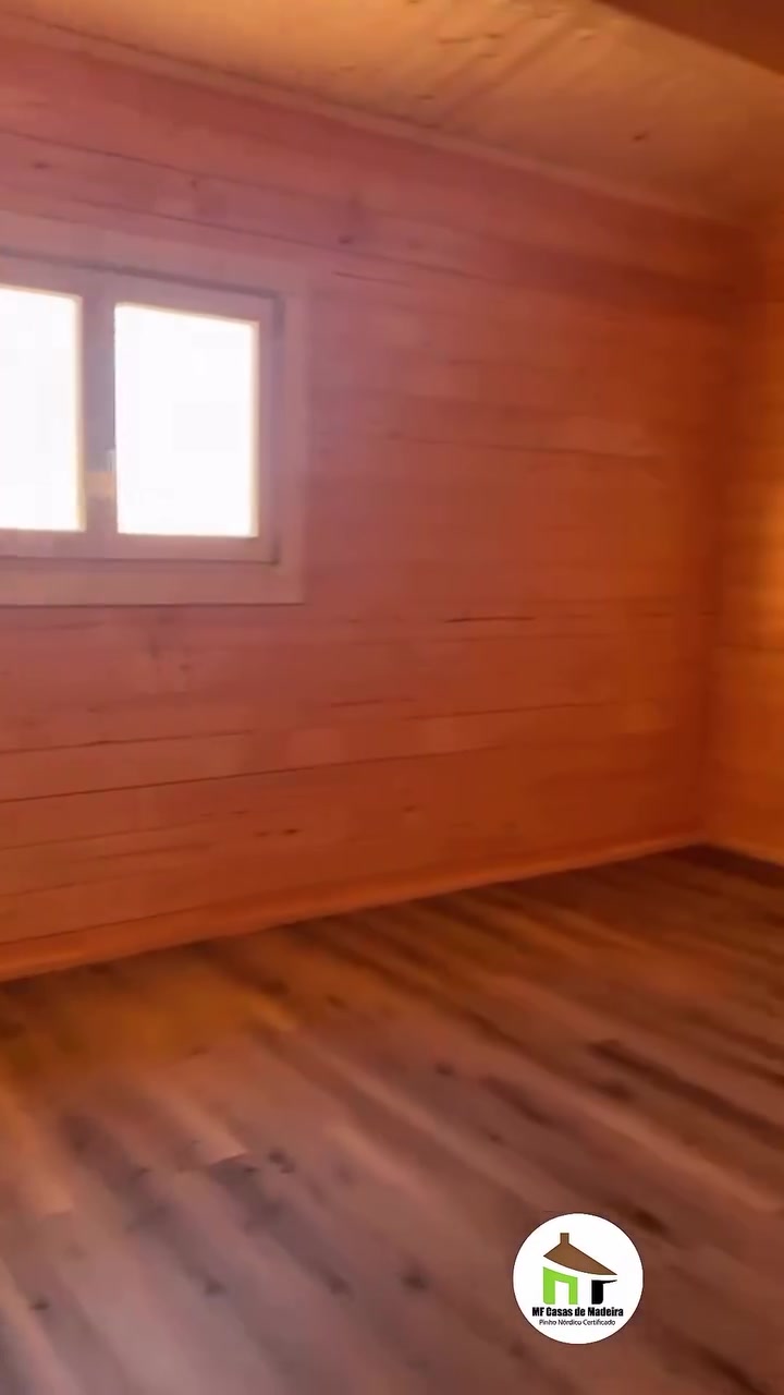 Quarto da casa de madeira T4 com janela e paredes em pinho maciço
