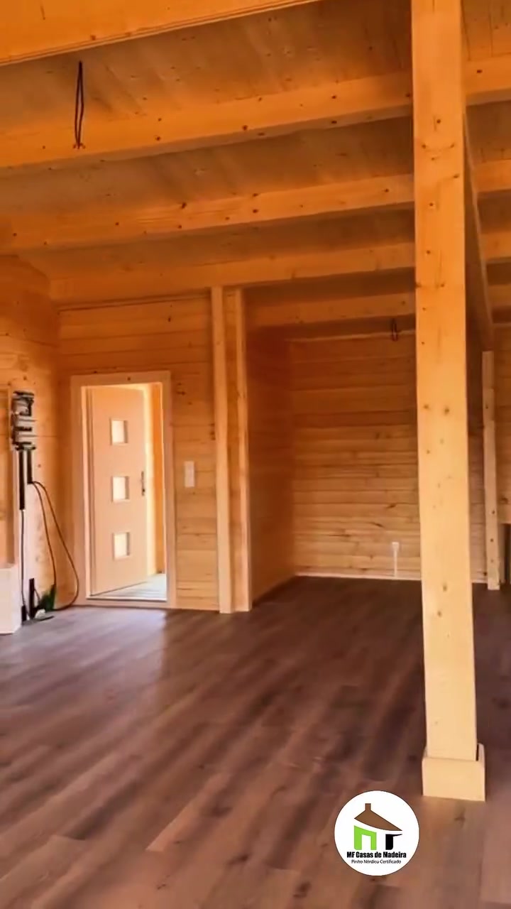 Interior da casa Dupla T4 com pilar em madeira maciça e porta de entrada