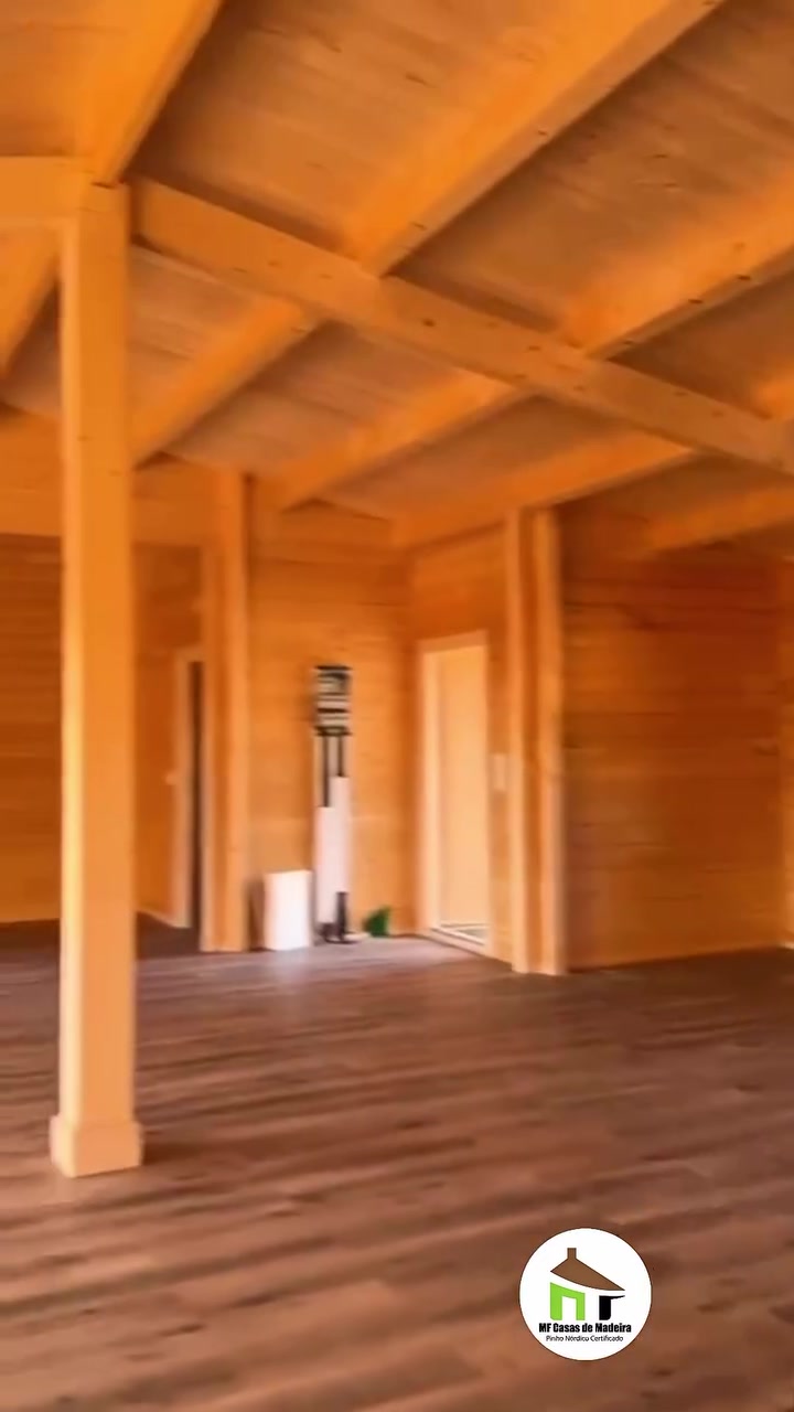 Sala ampla do modelo Dupla reconfigurado em T4, com vigas de madeira maciça à vista, obra MF