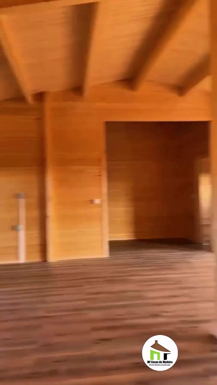 Teto com vigas de madeira maciça e pilar estrutural na sala da casa Dupla