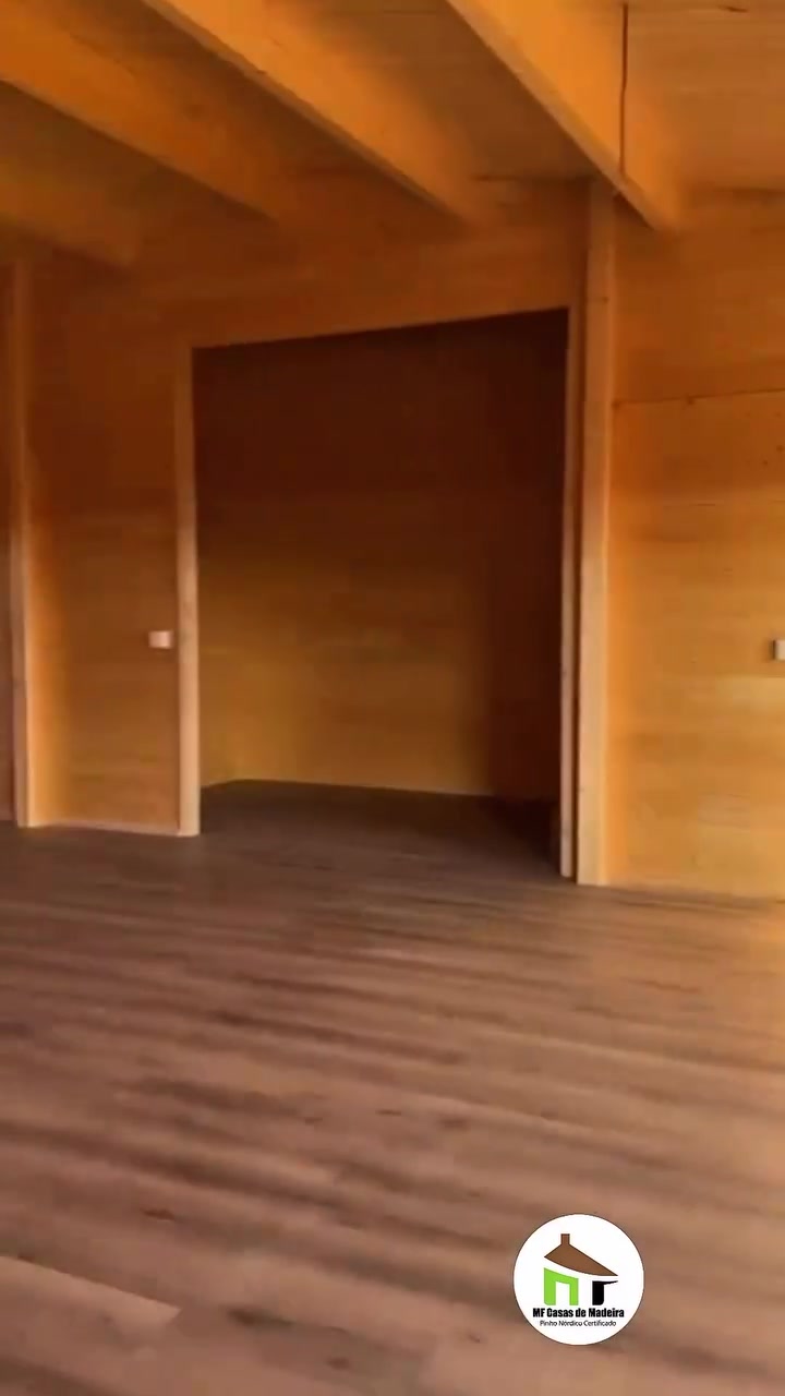 Vigas do teto e passagem para as divisões na casa de madeira Dupla