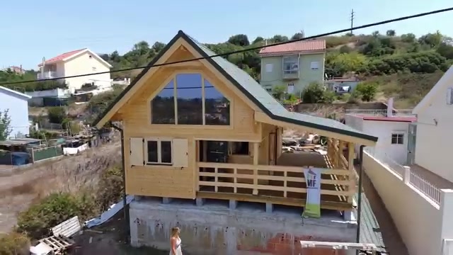 Alpendre da casa de madeira Estrela com guardas em madeira e cobertura de duas águas