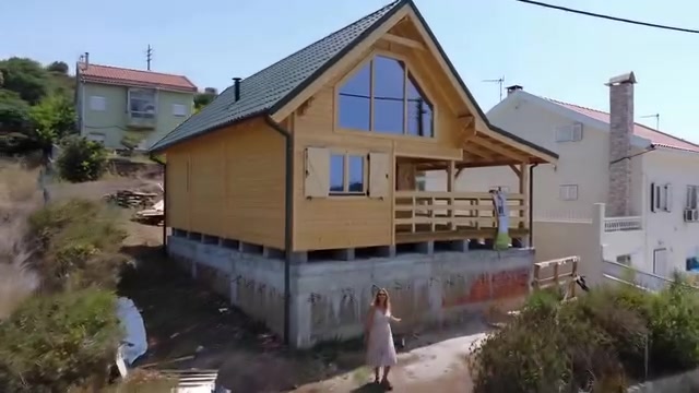 Casa de madeira Estrela T2 vista de drone, sobre uma base que vence o desnível do terreno