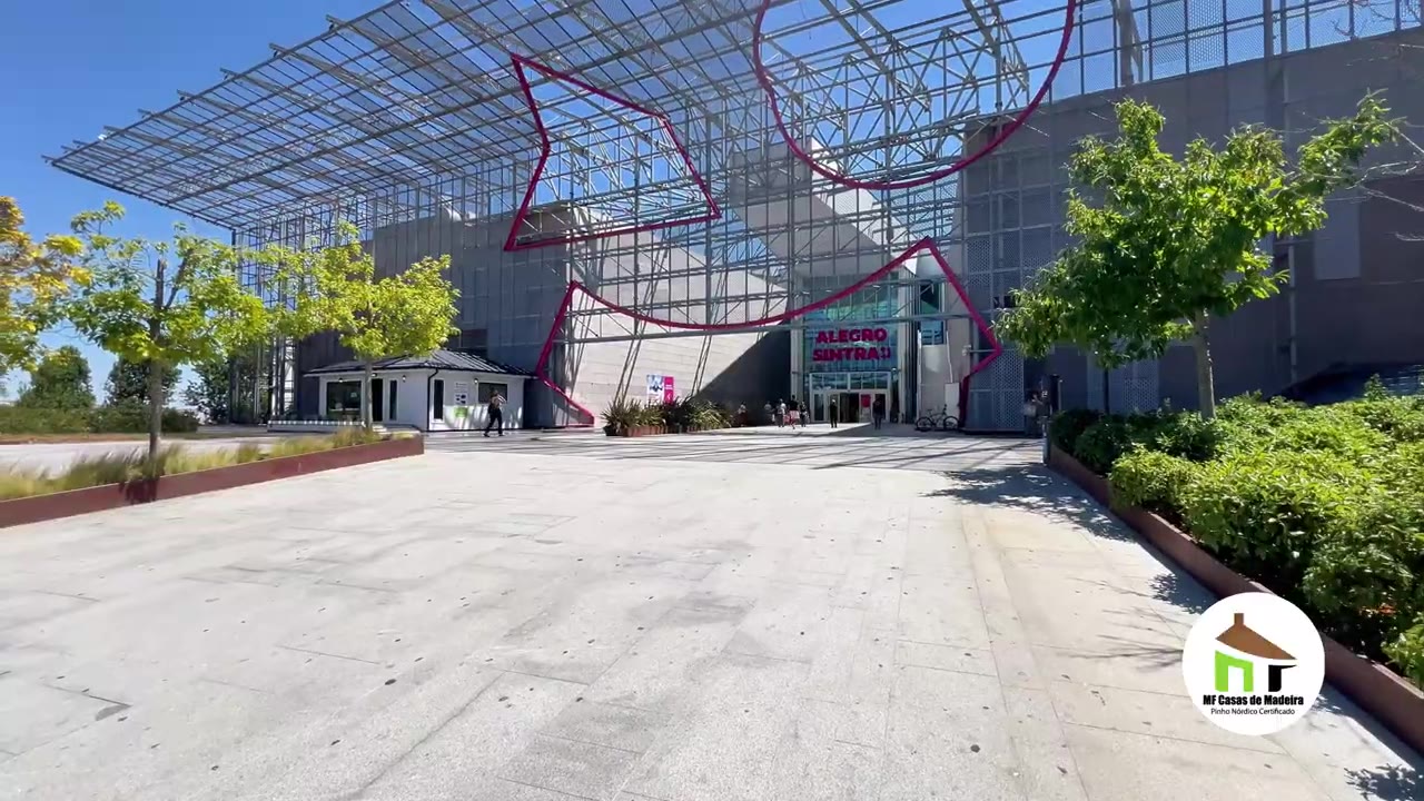 Casa de madeira de exposição da MF Casas de Madeira junto à entrada do Alegro Sintra