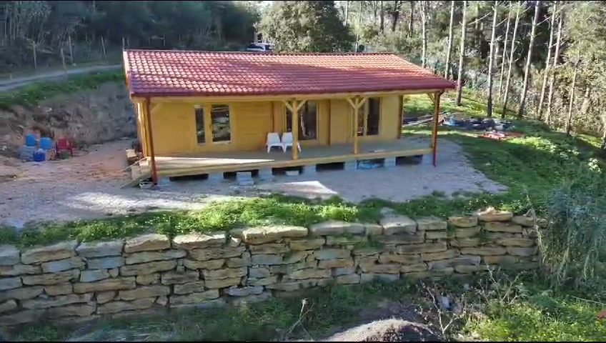 Casa de madeira térrea com alpendre corrido e cobertura em telha, vista de drone, obra MF