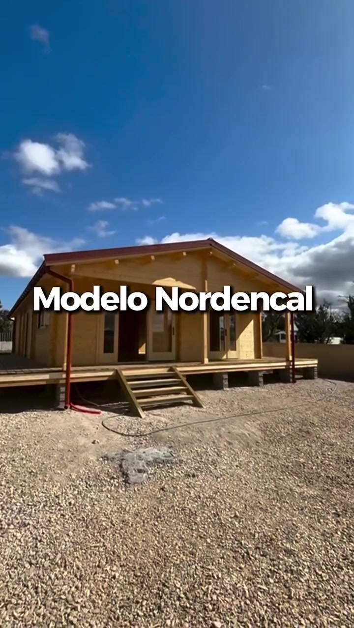 Modelo Nordencal concluído: casa de madeira maciça com 112 m² e deck à volta