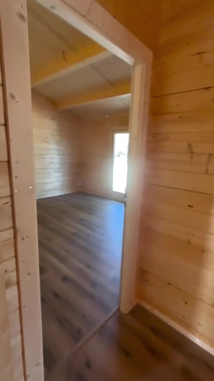 Corredor de acesso aos quartos, com portas interiores em pinho maciço