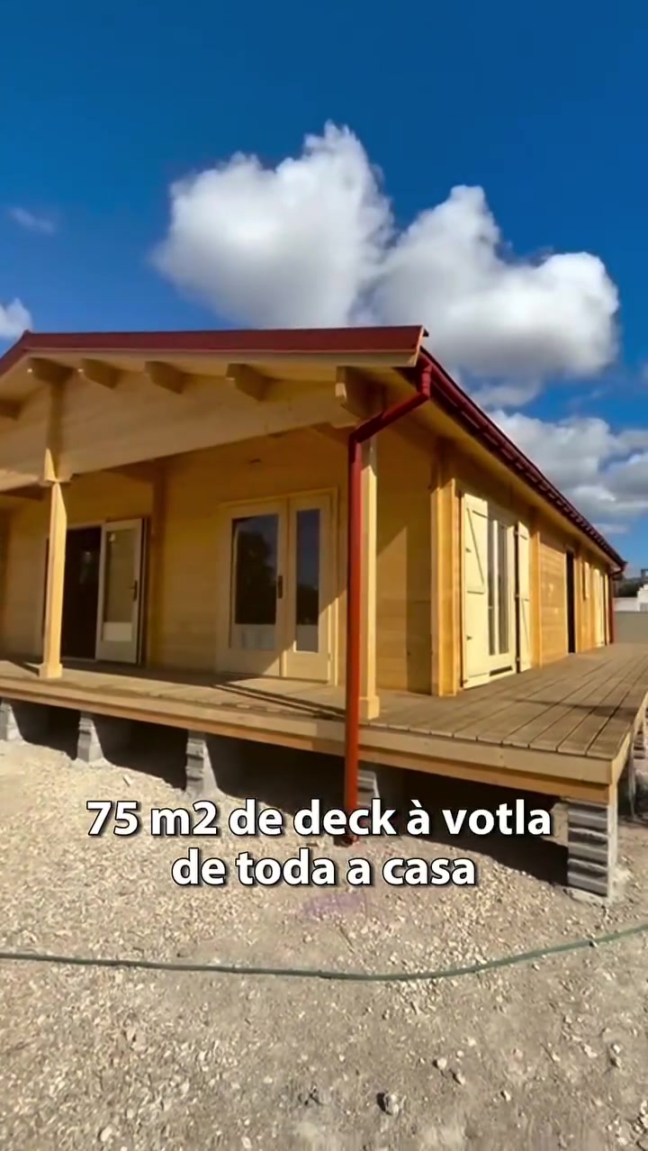 Deck de 75 m² à volta de toda a casa de madeira, com alpendre coberto