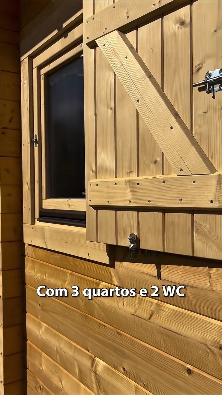 Pormenor de janela com portada em madeira e forro exterior em pinho maciço