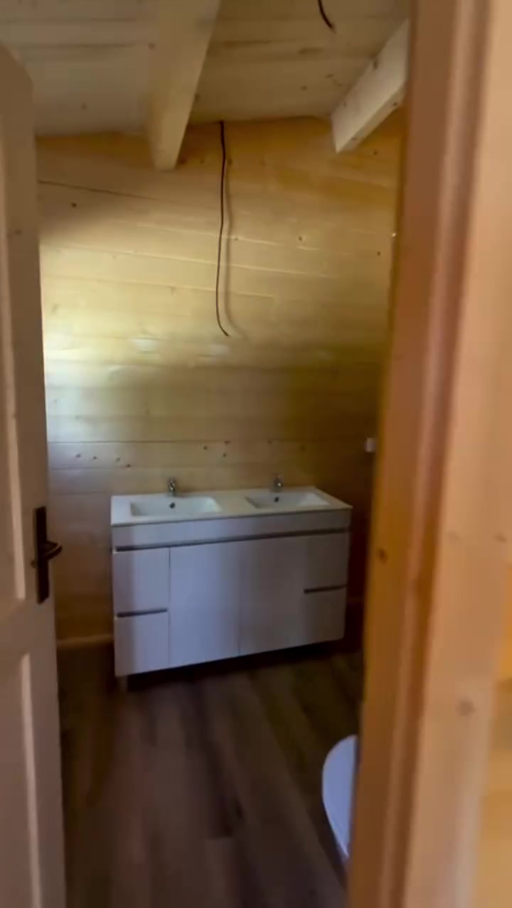 Segunda casa de banho com móvel de lavatório duplo