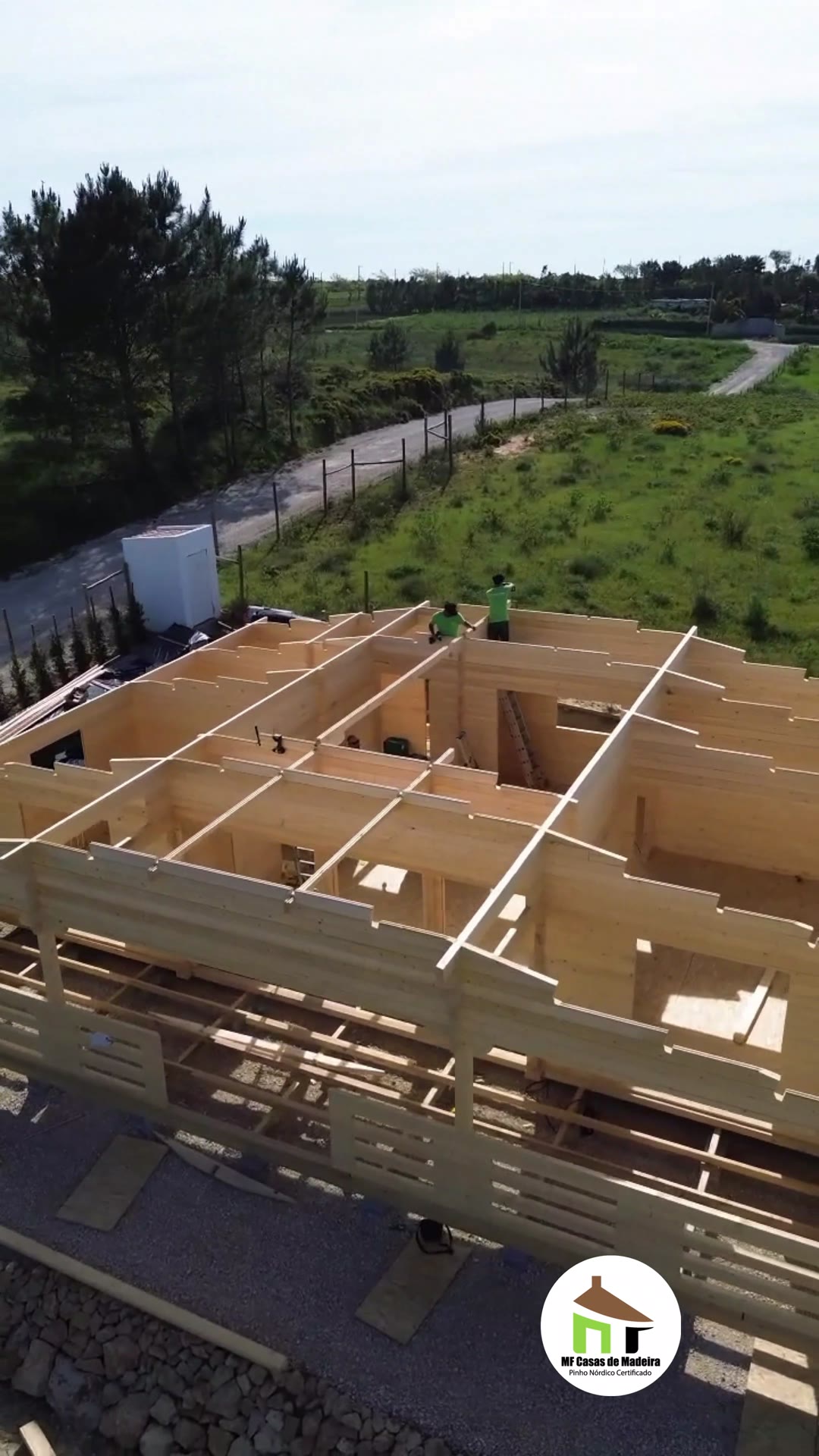 Prumos do alpendre e estrutura da cobertura de uma casa de madeira em construção