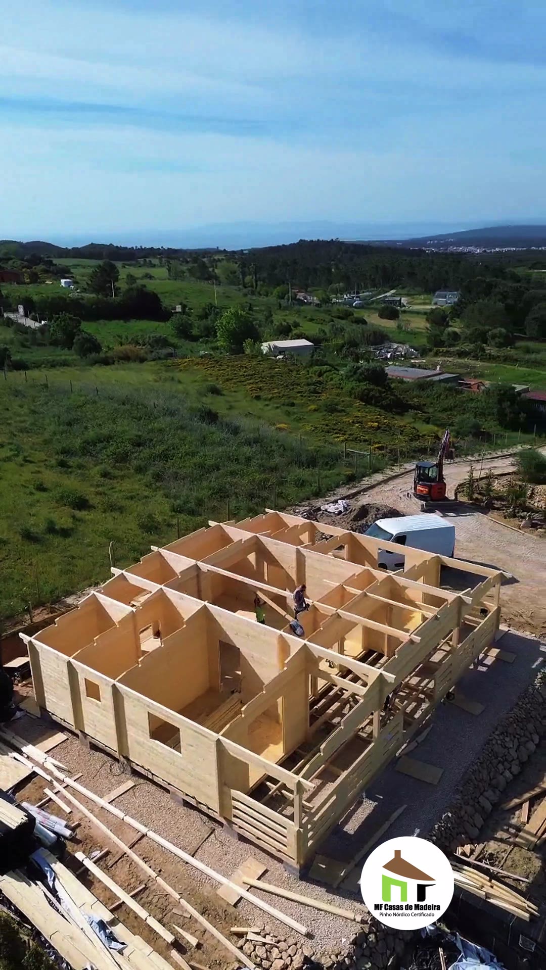 Obra MF vista de drone: casa de madeira maciça com todas as paredes montadas