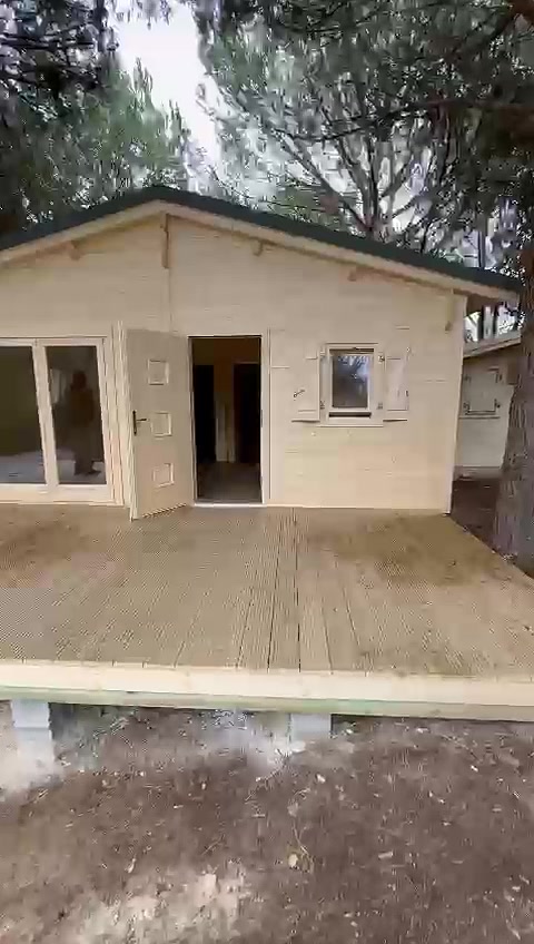 Fachada de casa de madeira com porta envidraçada, porta de entrada com vidros e janela com portadas