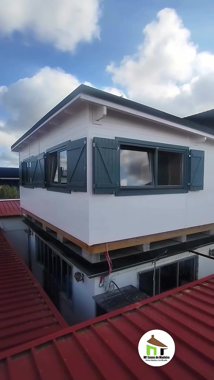Casa de madeira T0 construída por cima de uma construção existente, Projeto Firem, obra MF