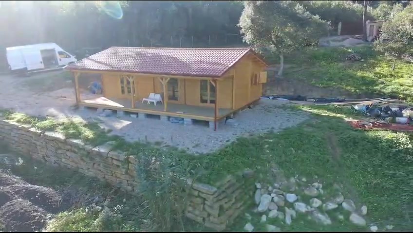 Vista aérea da casa de madeira com cobertura em telha de duas águas