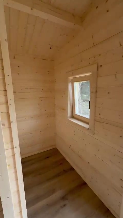 Divisão de casa de madeira com paredes em pinho maciço e janela oscilobatente em madeira