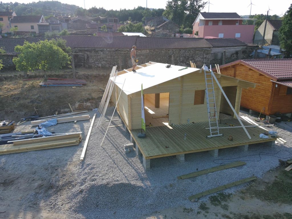 Cobertura de casa de madeira protegida com membrana e alpendre em deck concluído