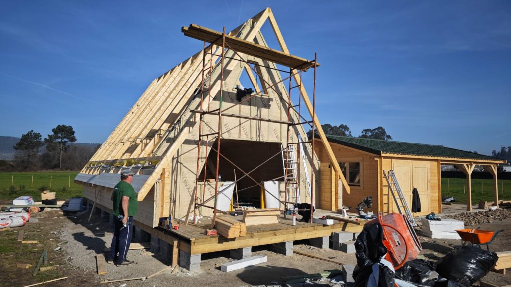 Empena de casa A-Frame protegida com membrana e isolamento em obra