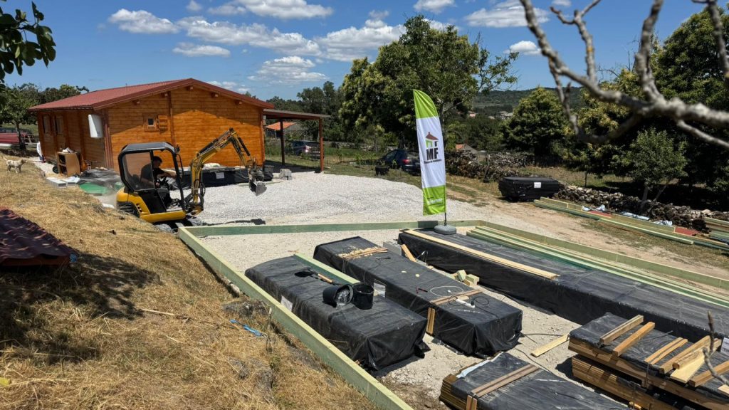 Preparação do terreno com brita e chegada do material embalado para uma casa de madeira MF