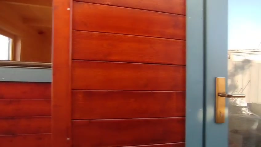 Pormenor do forro exterior em pinho macho-fêmea tratado, com aro e portada em madeira