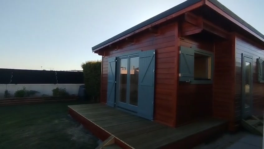 Quarto extra no quintal em madeira maciça, com deck de entrada, porta-janela e portadas, obra MF