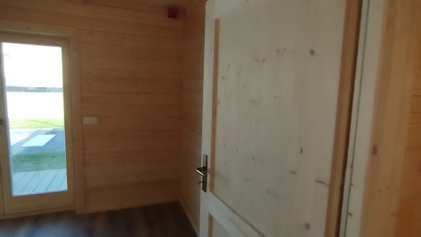 Porta-janela do quarto extra aberta para o deck e para o jardim